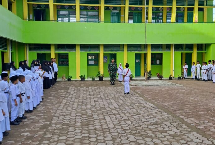Danramil Leupung Jadi Pembina Upacara di MIN 31 Aceh Besar, Tanamkan Disiplin dan Semangat Belajar