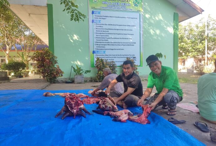 Kasi Penmad Turut Menyembelih Hewan Qurban di MIN 6 Aceh Besar