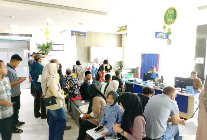 Warga Kota Padati Disdukcapil Banda Aceh, Ubah Status Pekerjaan