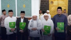 Imam Besar Masjid Raya Baiturrahman Serahkan SK Tiga Wakil Imam dan Kepala Humas