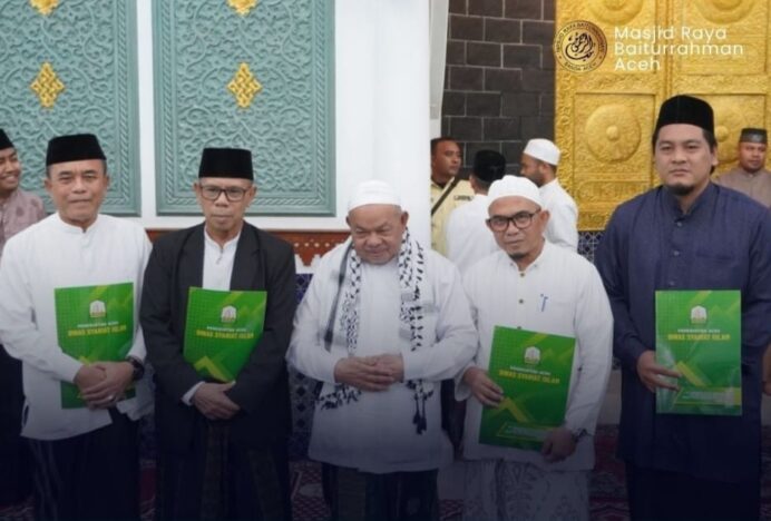 Imam Besar Masjid Raya Baiturrahman Serahkan SK Tiga Wakil Imam dan Kepala Humas