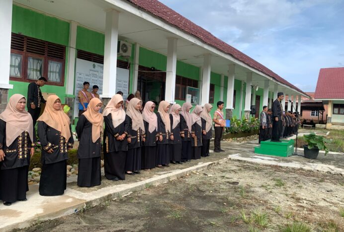 Lestarikan Budaya Daerah, Kakankemenag Gunakan Pakaian Motif Aceh Singkil jadi Irup Hardiknas Tahun 2026