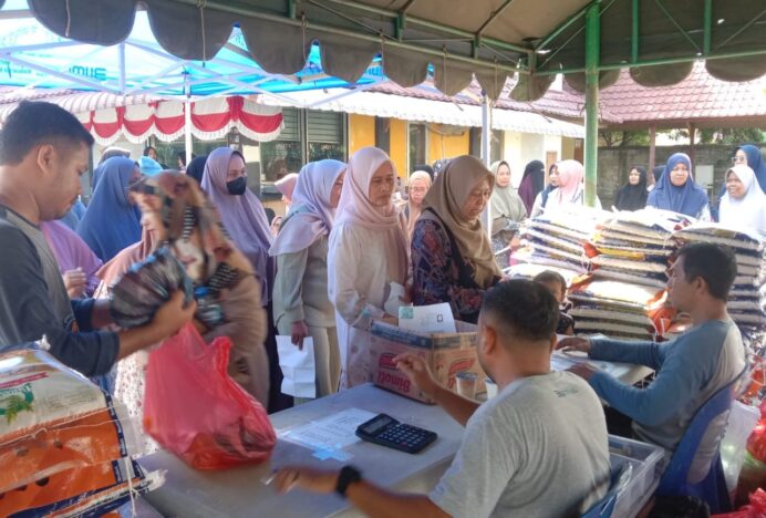 Ratusan Warga Belanja Pangan Murah di Halaman Kantor Camat Peukan Bada