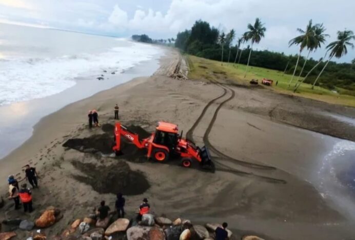 BPBD Aceh Barat Keruk Muara Sungai Antisipasi Banjir