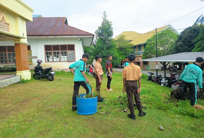 MAN Sabang Gelar Gotong Royong Massal, Perkuat Budaya Bersih dan Karakter Warga Madrasah