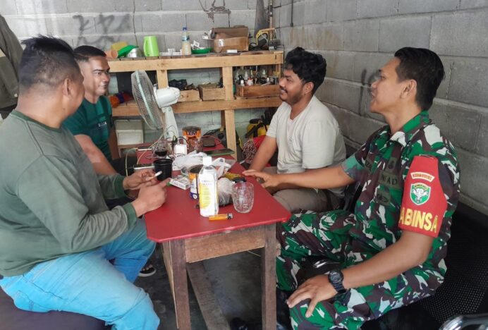 Perkuat Kedekatan dengan Warga, Babinsa Peukan Bada Aktif Jalin Komsos di Desa Binaan