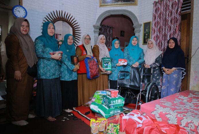 Ketua TP PKK Aceh Besar Bantu Kursi Roda untuk Lansia Penderita Stroke di Darul Imarah
