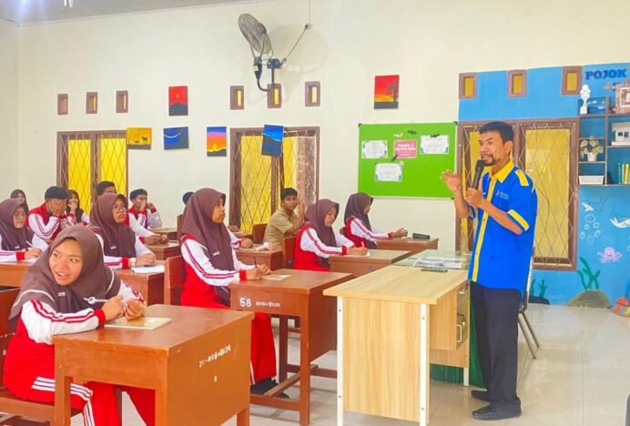 Alumnus S2 PMP UBBG Beri Pelatihan Literasi Menulis untuk Siswa SMAN 1 Peukan Bada