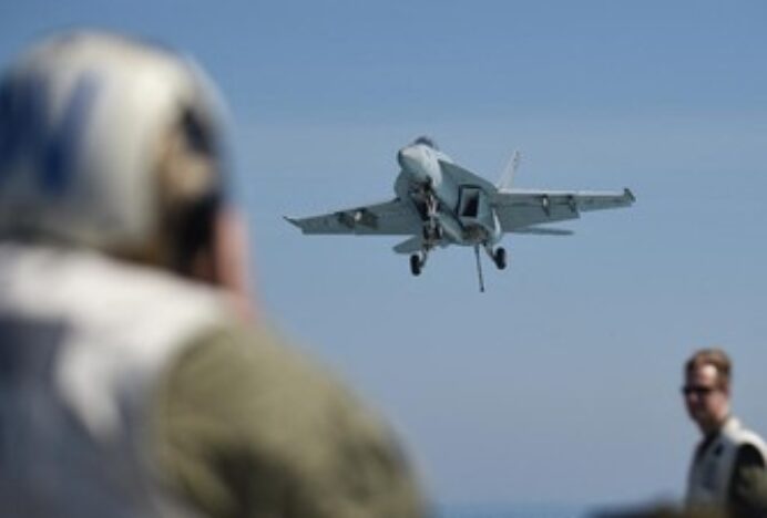 2 Jet Tempur EA-18 AS Tabrakan di Udara saat Pamer Atraksi Aerobatik
