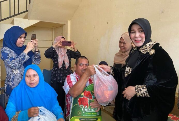 Jelang Idul Adha, Wali Kota Banda Aceh Serahkan Bantuan Sembako Kepada Difabel