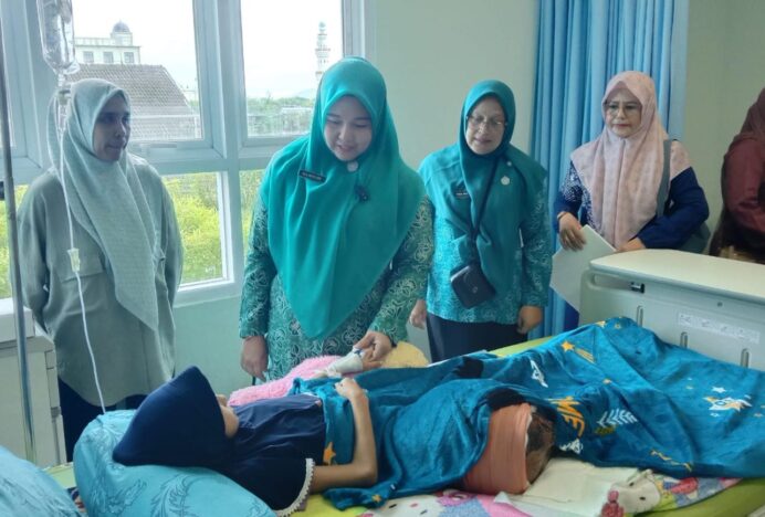 Menahan Haru di Sisi Raisa, Sentuhan Kepedulian Ketua TP PKK Aceh Besar Menguatkan Pejuang Kecil