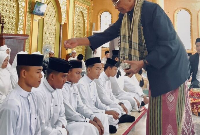 Ketua MPU Aceh Selatan Peusijuk 19 Santri MUQAS Khatam Hafal Qur’an 30 Juz