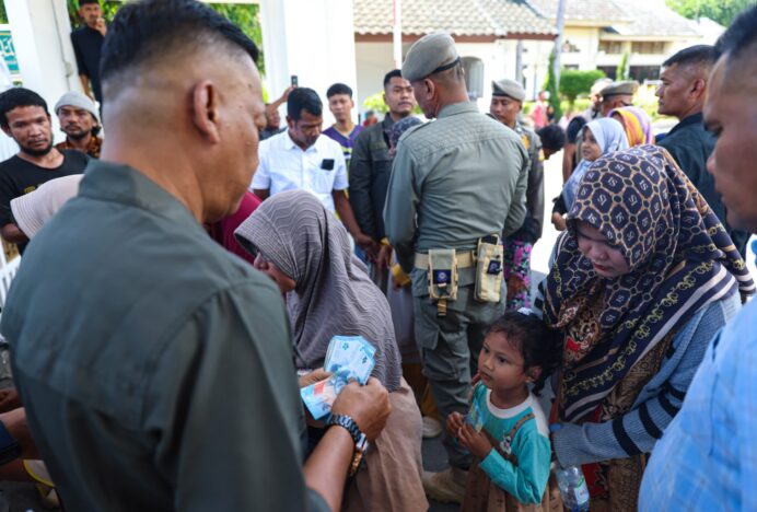 Mualem Bagikan Uang Meugang dari Dana Pribadi, Seribuan Warga Datangi Meuligoe Gubernur Aceh