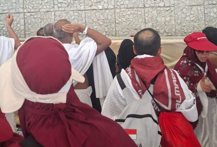 Jamaah Haji Aceh Lakukan Lempar Jumrah Aqabah di Mina