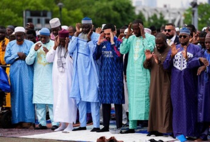 Wali Kota New York Zohran Mamdani Salat Iduladha Pakai Kostum Arsenal
