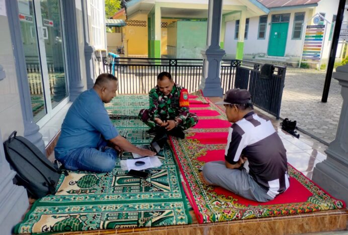 Babinsa Lam Hasan Peukan Bada Bersama Aparatur Desa, Bahas Keamanan Lingkungan