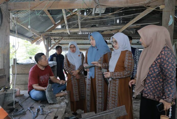 Ketua Dekranasda Aceh Besar Rita Mayasari Dorong Regenerasi Perajin Rencong