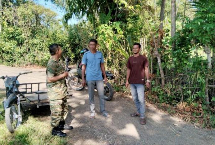 Babinsa Koramil Montasik Sambangi Warga, Ada Pesan Penting Soal Kondisi Cuaca