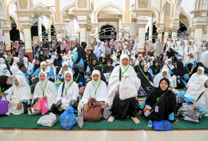 Suasana pelepsan 314 Calon Jamaah Haji Aceh Besar berkumpul di Masjid Baitul Makmur Sibreh