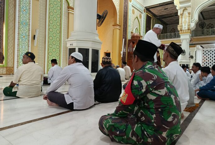 Manunggal Subuh, Babinsa Ulee Kareng Perkuat Kebersamaan dengan Masyarakat