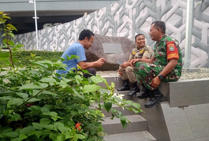 Pantau Lonjakan Pengunjung, Babinsa Baiturrahman Sambangi Satpam Museum Tsunami