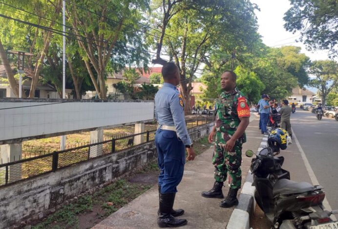 Babinsa Baiturrahman Dorong Penertiban Parkir Liar di Neusu Jaya