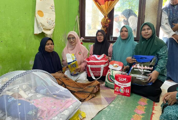 Wakil Ketua TP PKK Aceh Besar Serahkan Bantuan untuk Warga Disabilitas Netra di Baitussalam