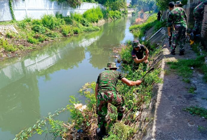 Puluhan Prajurit Kodim 0101/KBA Turun Bersihkan Krueng Daroy, Wujud Nyata Kepedulian Lingkungan