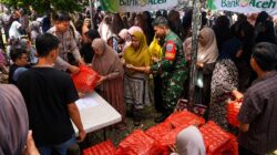TNI-Polri Kompak Kawal Pasar Murah di Lhoong, Warga Serbu Sembako Harga Terjangkau