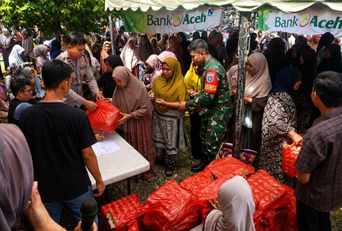 TNI-Polri Kompak Kawal Pasar Murah di Lhoong, Warga Serbu Sembako Harga Terjangkau
