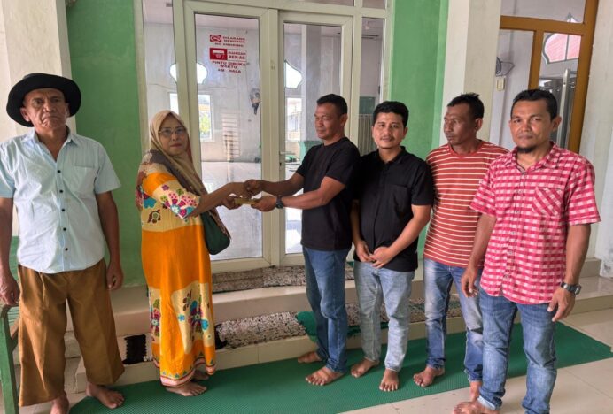 Panglima Sago 25, DPRK, Ketua PA dan Ketua KPA Peukan Bada Serahkan Bantuan Qurban di Rima Keuneurom