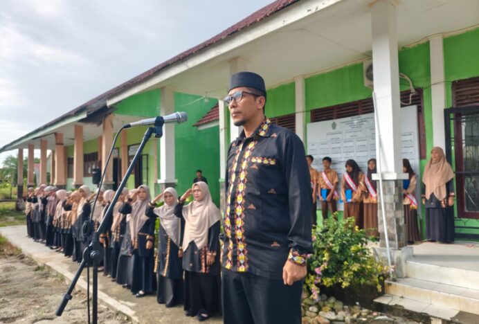 Kakankemenag Aceh Singkil jadi Pembina Upacara Hardiknas Tahun 2026 di MAN Aceh Singkil