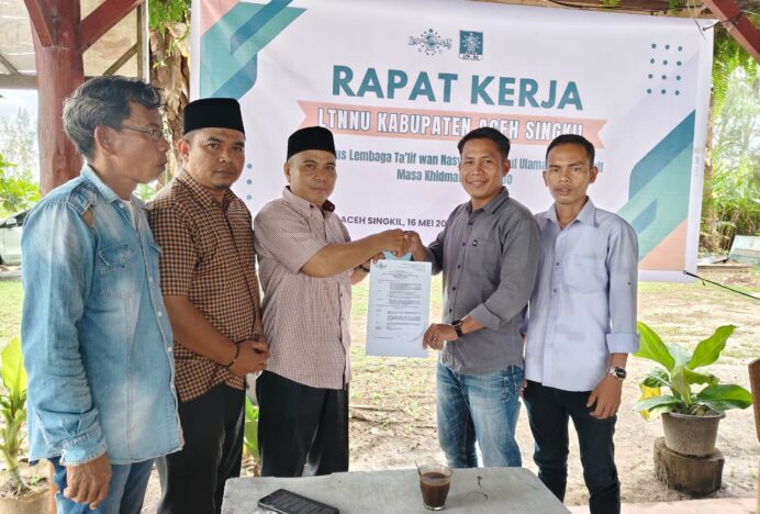 PCNU Aceh Singkil Serahkan SK LPBH NU Aceh Singkil Masa Khidmat 2025-2030