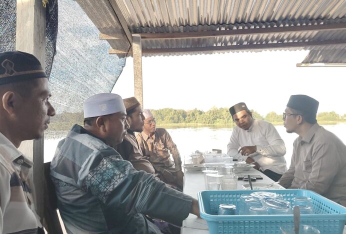 Kakankemenag Aceh Singkil Nikmati Sarapan Pagi Legendaris “Katan Bubur Gorpis” di Tepian Sungai Singkil