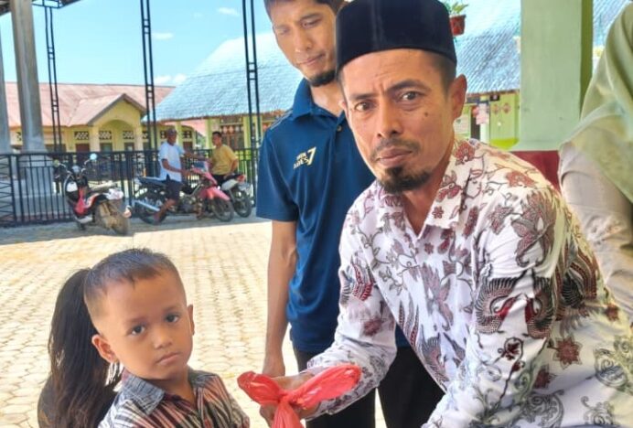 MIN 7 Aceh Besar Sembelih 3 Ekor Sapi Qurban, Bagikan 264 Paket untuk Siswa dan Warga