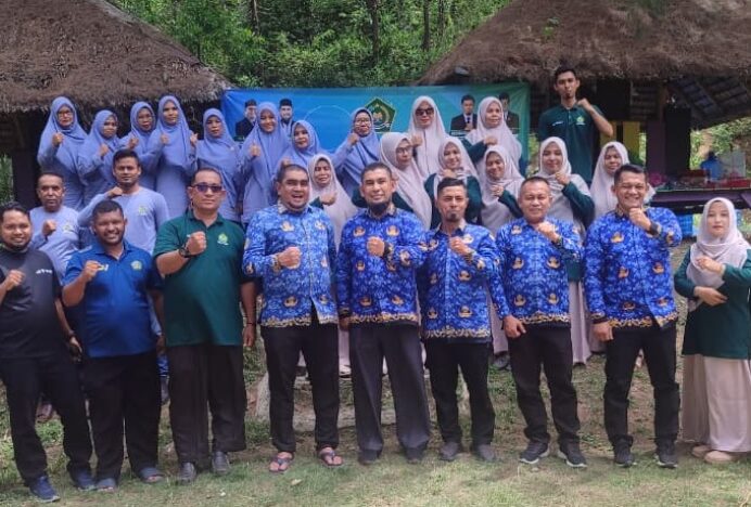 Kenduri Kuah Beulangong Satukan Keluarga Besar MIN 17 dan MIN 7 Aceh Besar di Pantai Riting