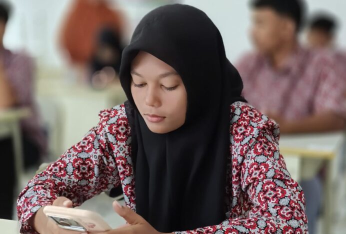 Kamad dan Pengawas MAN 3 Aceh Besar Monitoring Asesmen Sumatif II Berbasis CBT Online
