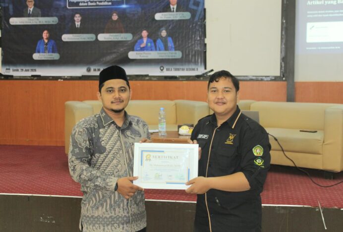 Dr. Muhammad Rizki Berikan Pelatihan Strategi Penulisan Artikel Ilmiah kepada Mahasiswa FTK UIN Ar-Raniry