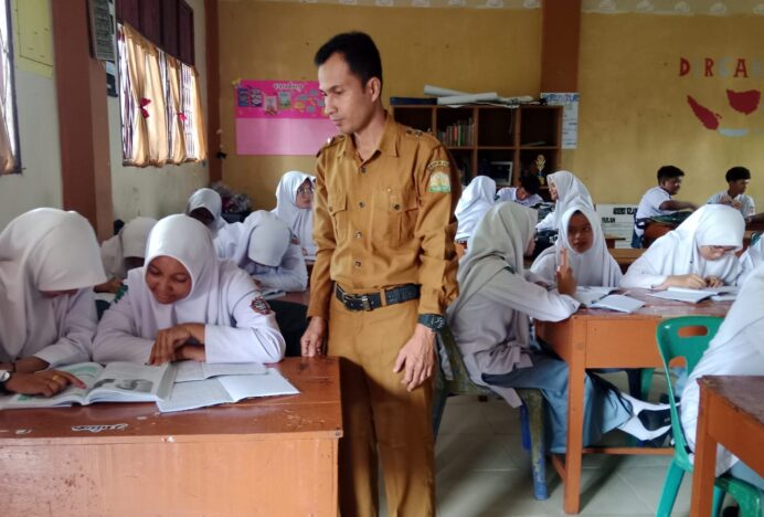 Kisah Hamdani Seorang Guru Menyemai Harapan Di SMAN 1 Lhokseumawe