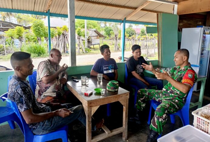 Cuaca Tak Menentu, Babinsa Gampong Durung Datangi Warung Kopi Warga