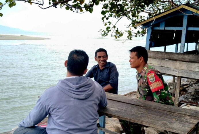 Kondisi Cuaca Sering Berubah, Babinsa Alue Naga Ingatkan Warga Jangan Lengah