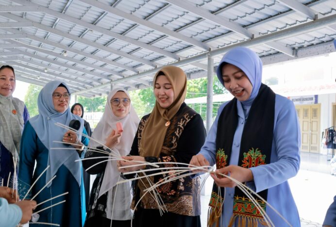 Ketua Dekranasda Aceh Besar Kenalkan Ragam Kreasi UMKM Lokal kepada Ketua PIA Ardhya Garini Lanud SIM