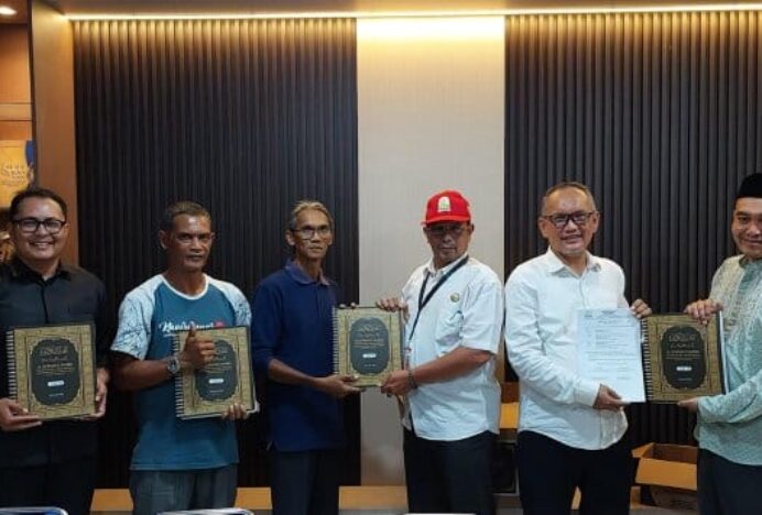 Dinsos Aceh Serahkan Al-Qur’an Braille ke UIN Ar-Raniry, Perkuat Akses Pendidikan Inklusif bagi Penyandang Disabilitas