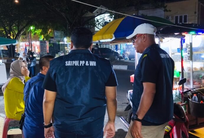 Satpol PP dan WH Aceh Besar Tata PKL di Jalur Pawai 1 Muharram 1448 H