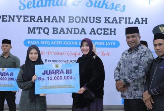 Pemko Banda Aceh Serahkan Bonus kepada Qari dan Qariah Berprestasi