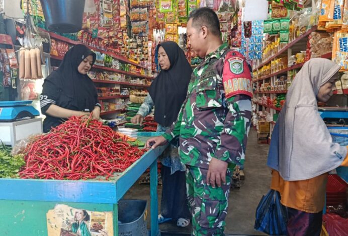 Harga Cabai hingga Minyak Goreng Naik, Babinsa Lakukan Monitoring di Pasar Ulee Kareng
