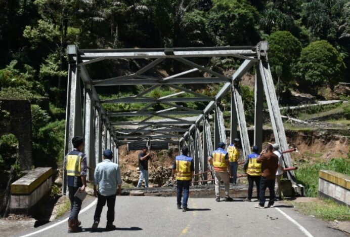 Demi Keselamatan, Tutup Jalan Tajuk Enang-Enang