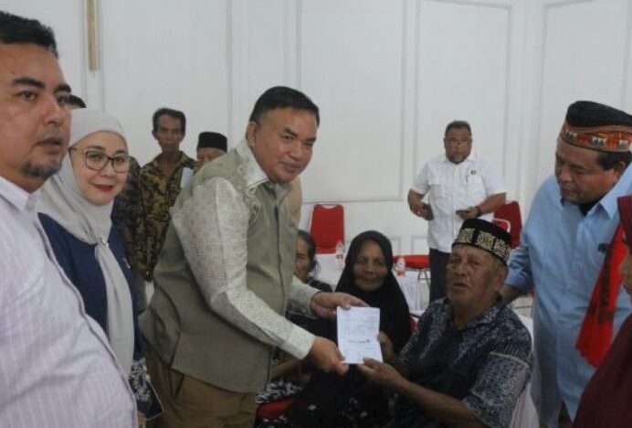 Bupati Agara Serahkan Santunan Sosial kepada 100 Lansia