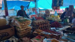 Babinsa Lhoong Pantau Harga Sembako, Pastikan Stabilitas Pasar Tradisional