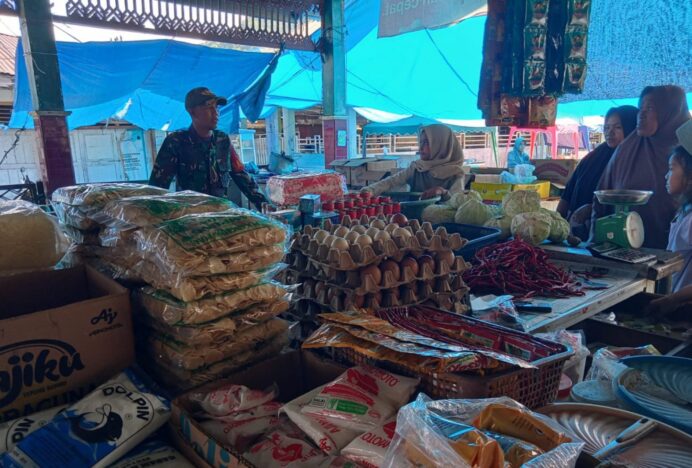 Babinsa Lhoong Pantau Harga Sembako, Pastikan Stabilitas Pasar Tradisional